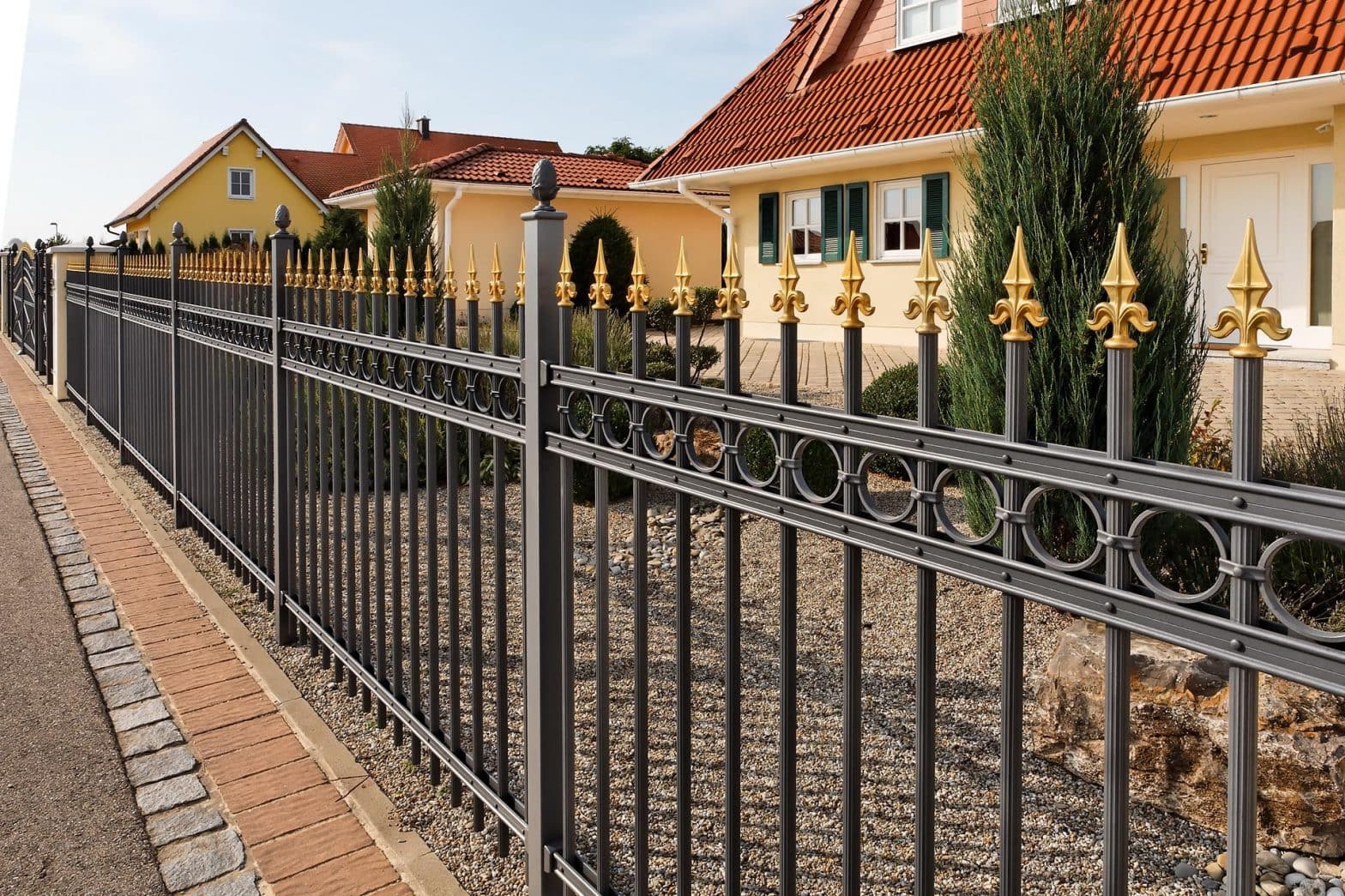 Metallzaun | Runde Pfosten | Sichtschutzlösung | Gartentor