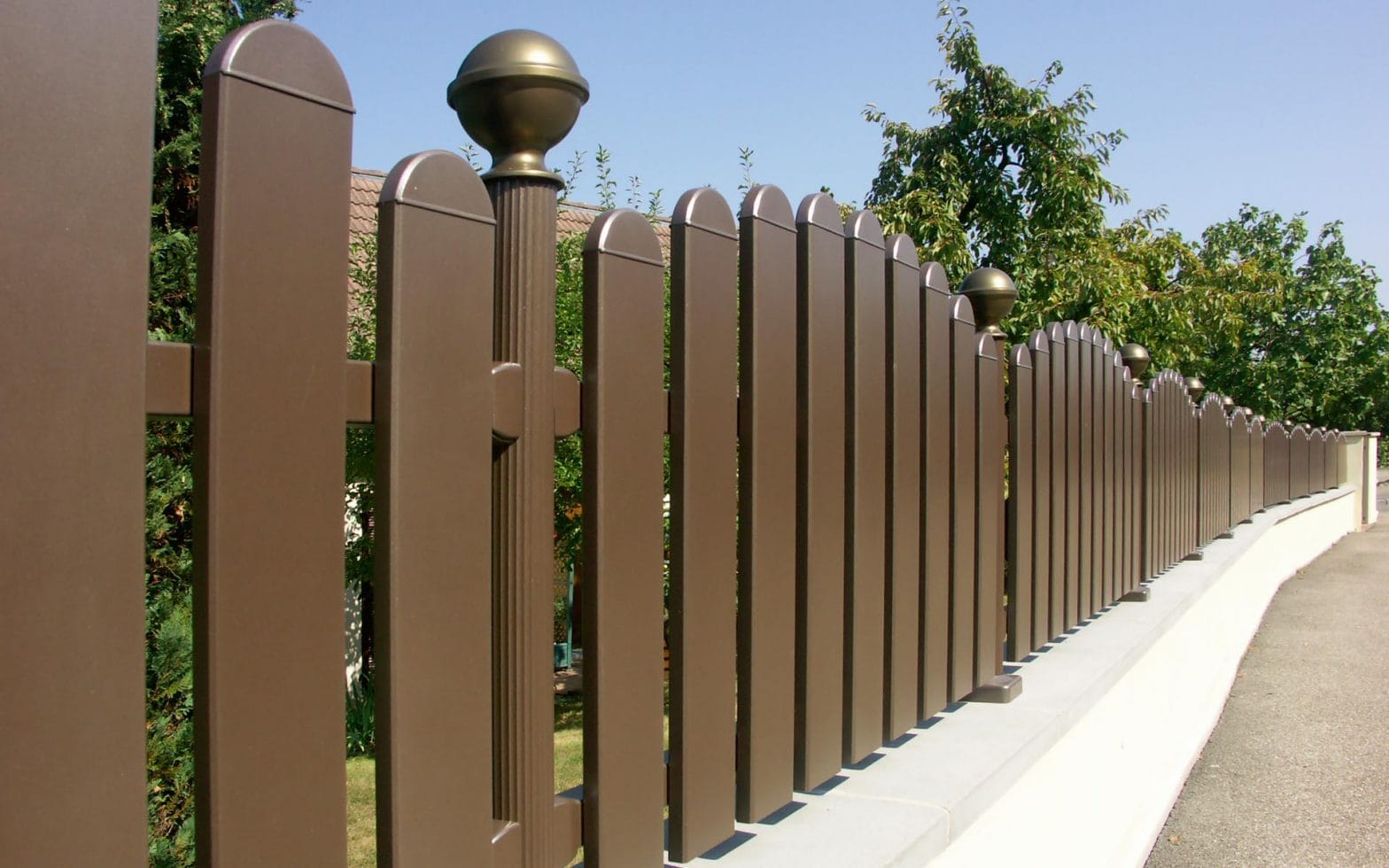 Lattenzaun aus Aluminium bietet Sichtschutz für den Garten | Zaunzar