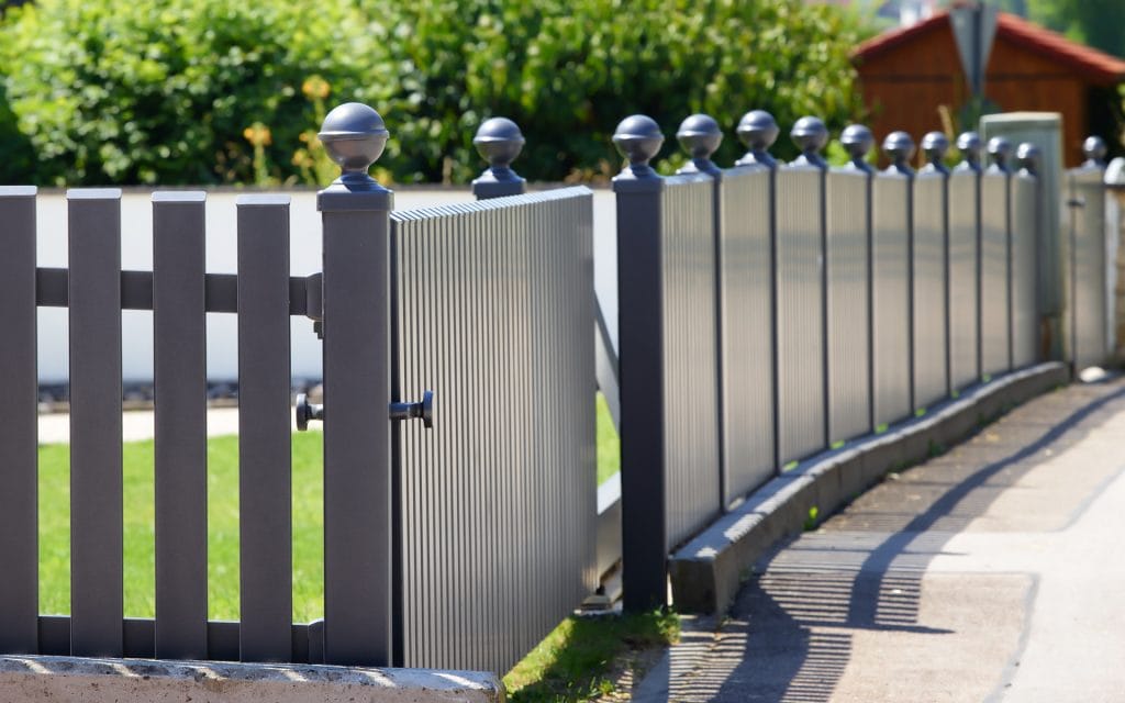 Lattenzaun aus Aluminium bietet Sichtschutz für den Garten | Zaunzar